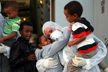 Immigrazione: arrivata nave con 294 profughi a Taranto