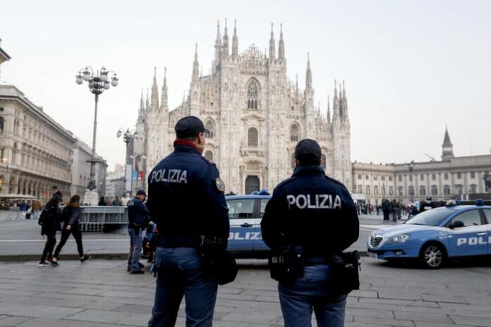 Polizia in piazza Duomo